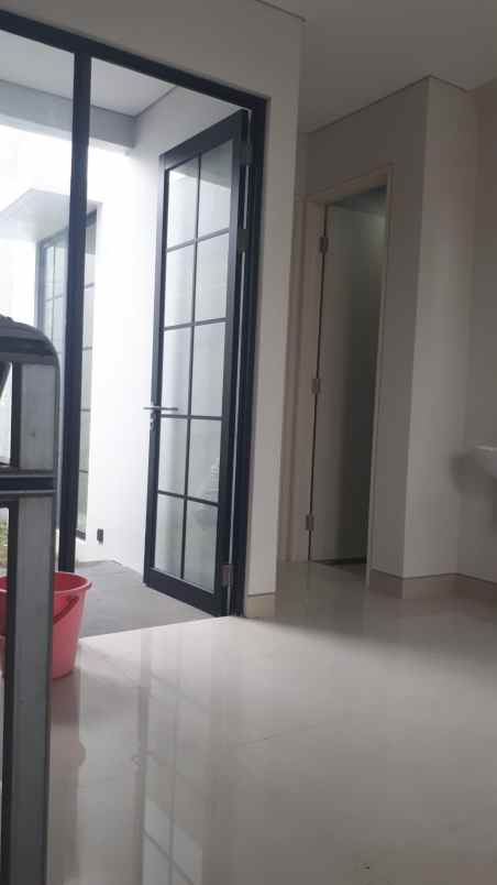 dijual rumah jalan raya petiken