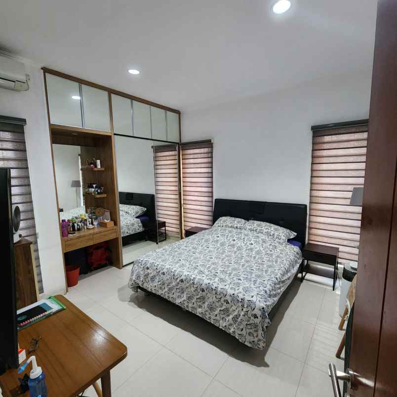 dijual rumah jalan sindang laya