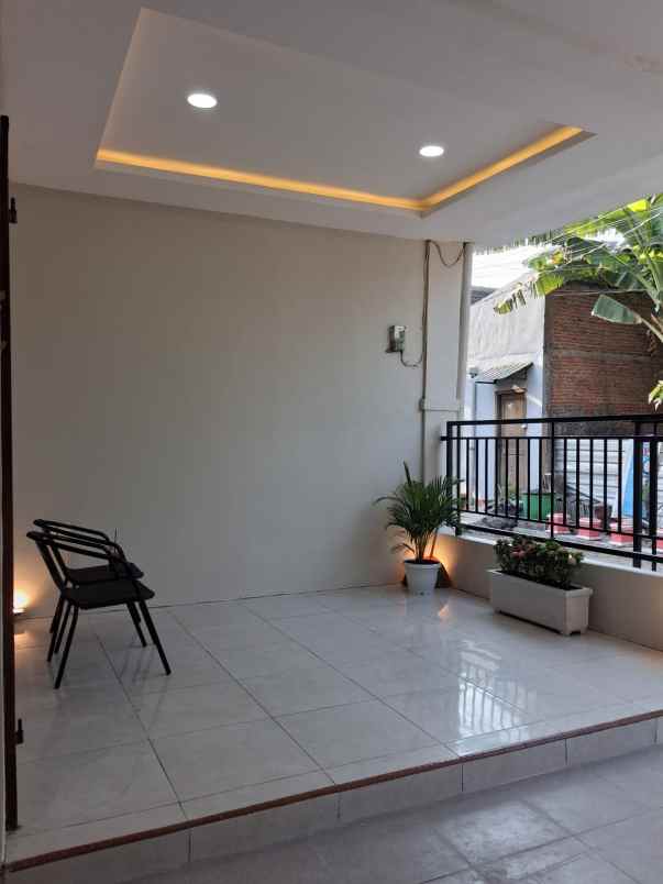 dijual rumah jl apel bludru