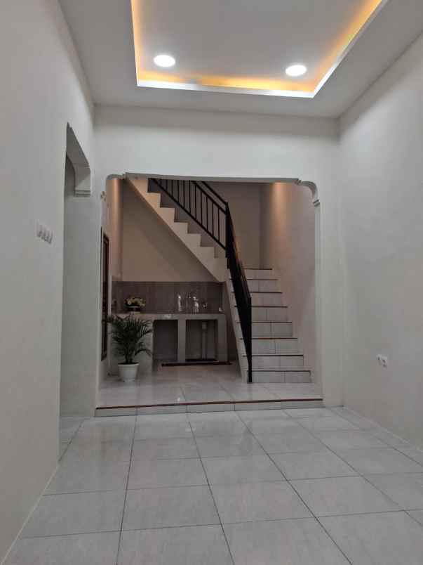 dijual rumah jl apel bludru
