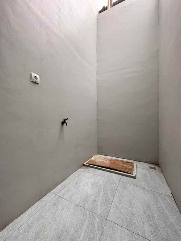 dijual rumah jl raya ciracas kelapa dua 6