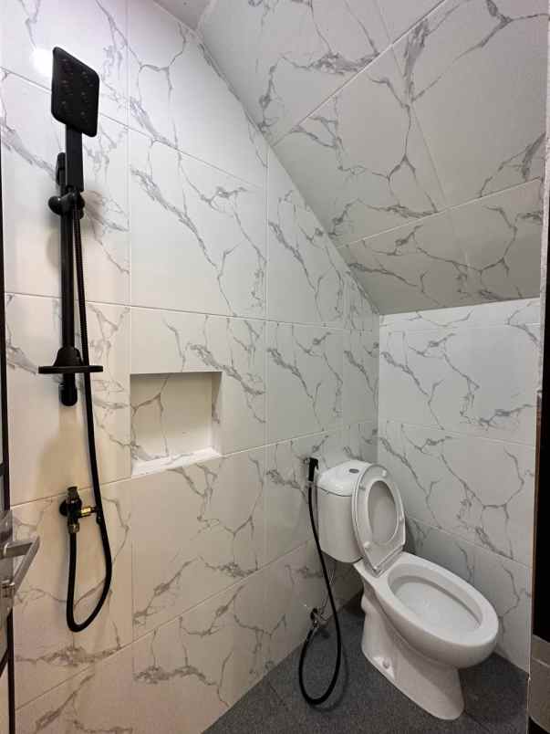 dijual rumah jl raya ciracas kelapa dua 6