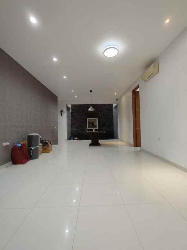 dijual rumah jl raya komplek cempaka