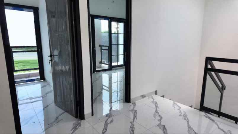 dijual rumah jl raya mabes