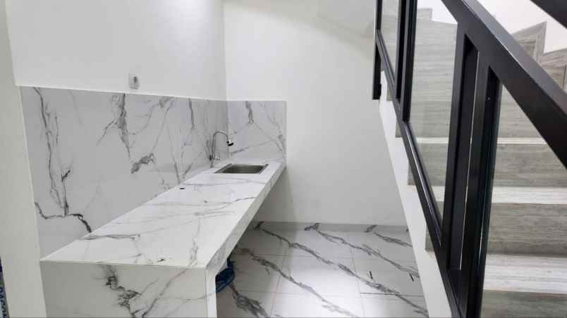 dijual rumah jl raya mabes