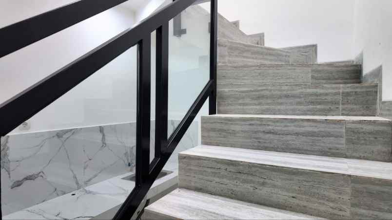 dijual rumah jl raya mabes