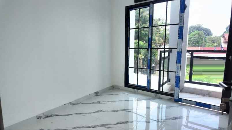 dijual rumah jl raya mabes