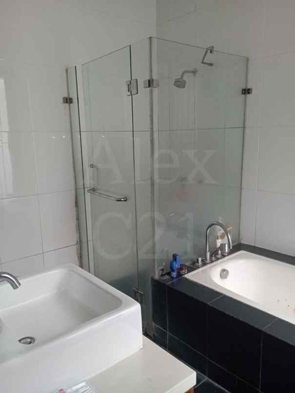 dijual rumah kayu putih