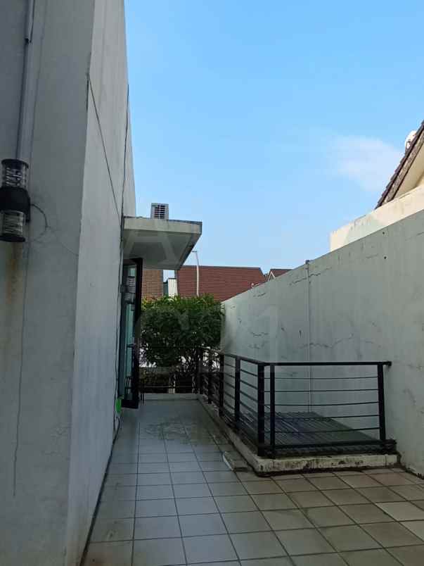 dijual rumah kayu putih