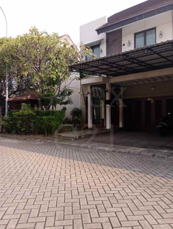 dijual rumah kayu putih