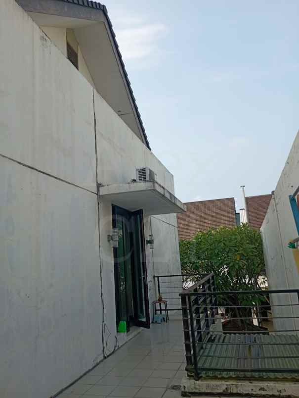 dijual rumah kayu putih