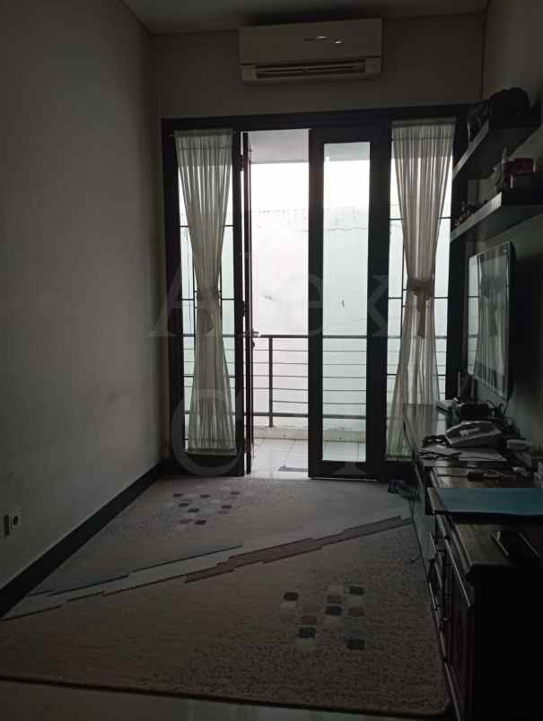 dijual rumah kayu putih