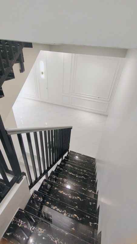 dijual rumah kencana loka bsd city tangsel