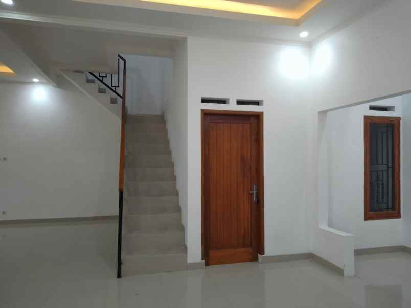 dijual rumah komplek antabaru