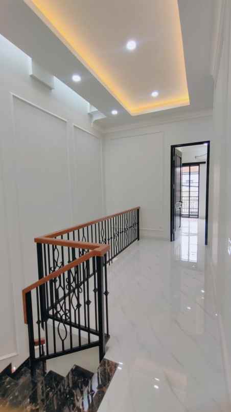 dijual rumah komplek griya loka bsd city