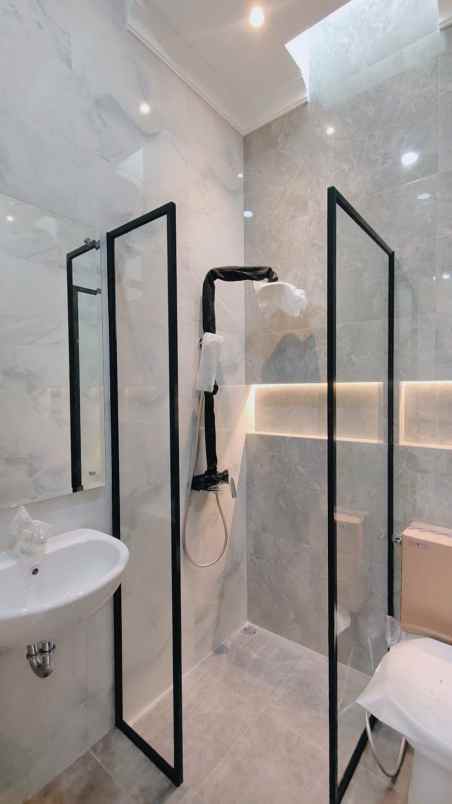 dijual rumah komplek griya loka bsd city