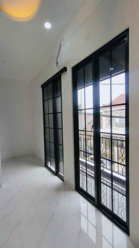 dijual rumah komplek griya loka bsd city