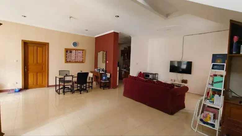 dijual rumah komplek perumkar dki