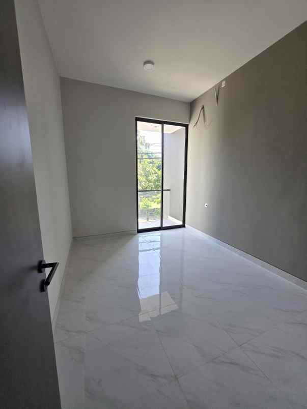 dijual rumah kutisari indah