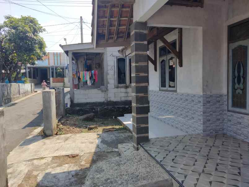 dijual rumah lokasi strategis pinggir jalan