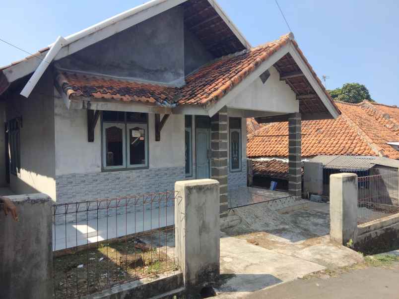 dijual rumah lokasi strategis pinggir jalan