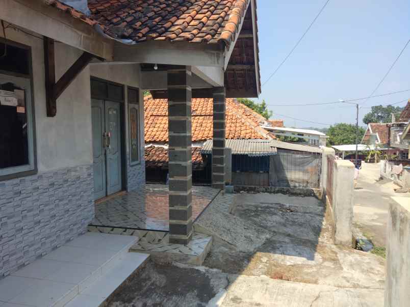 dijual rumah lokasi strategis pinggir jalan