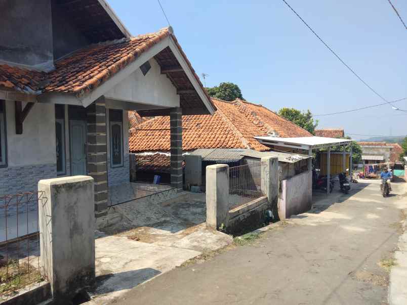 dijual rumah lokasi strategis pinggir jalan