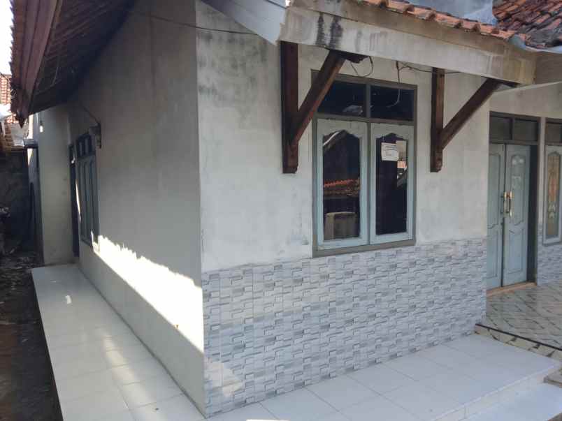 dijual rumah lokasi strategis pinggir jalan