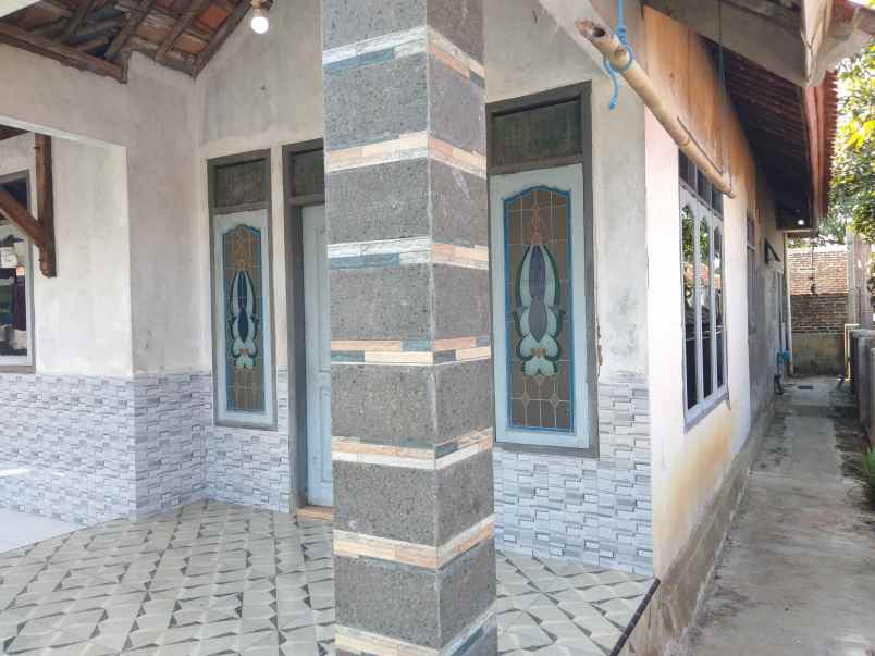 dijual rumah lokasi strategis pinggir jalan