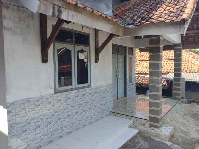 dijual rumah lokasi strategis pinggir jalan