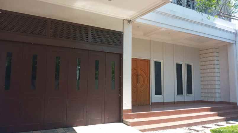 dijual rumah manyar