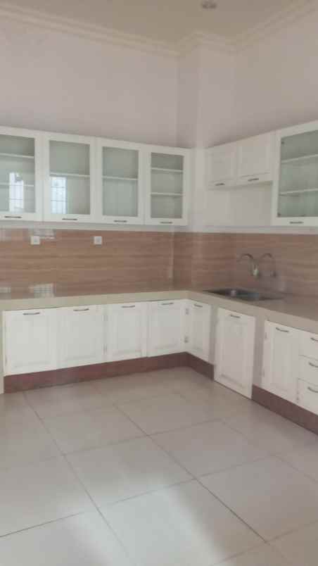 dijual rumah manyar