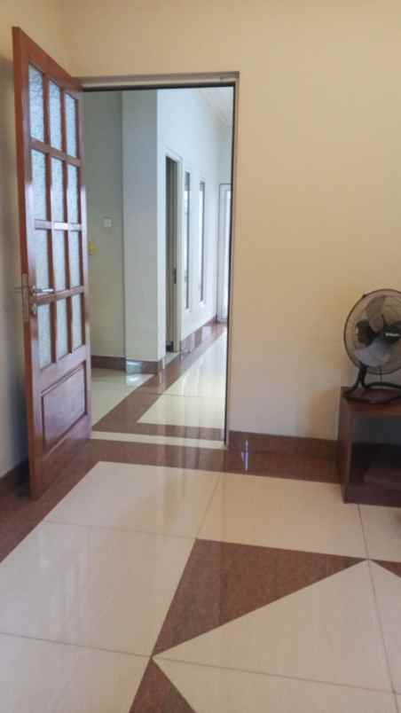 dijual rumah manyar