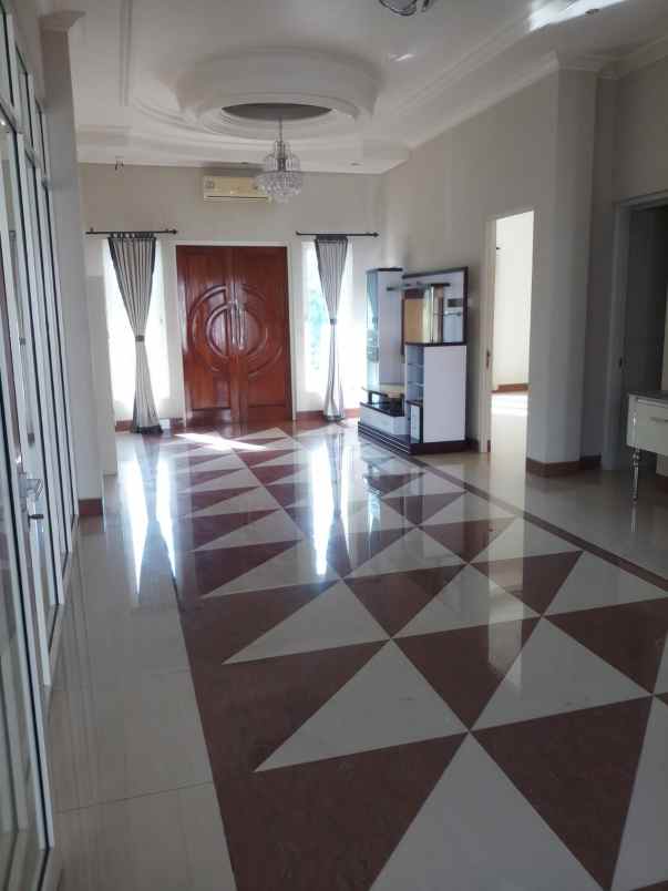 dijual rumah manyar