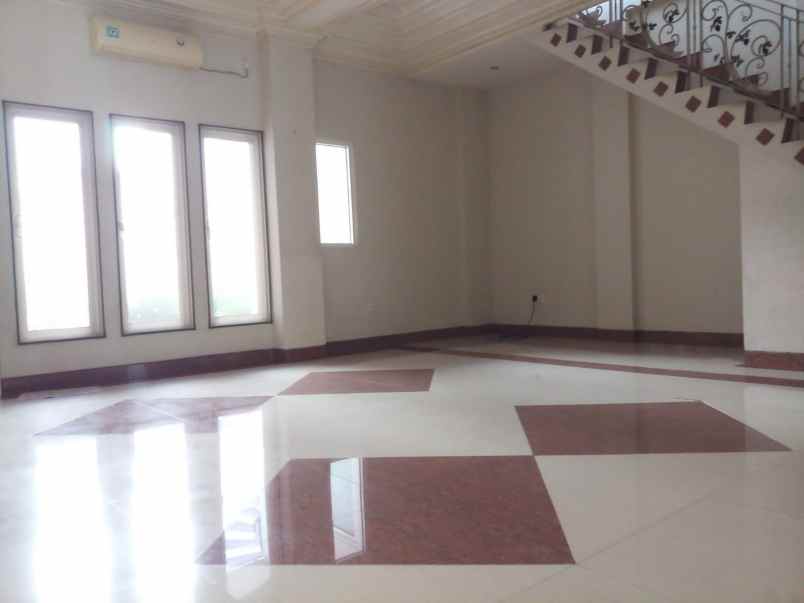 dijual rumah manyar