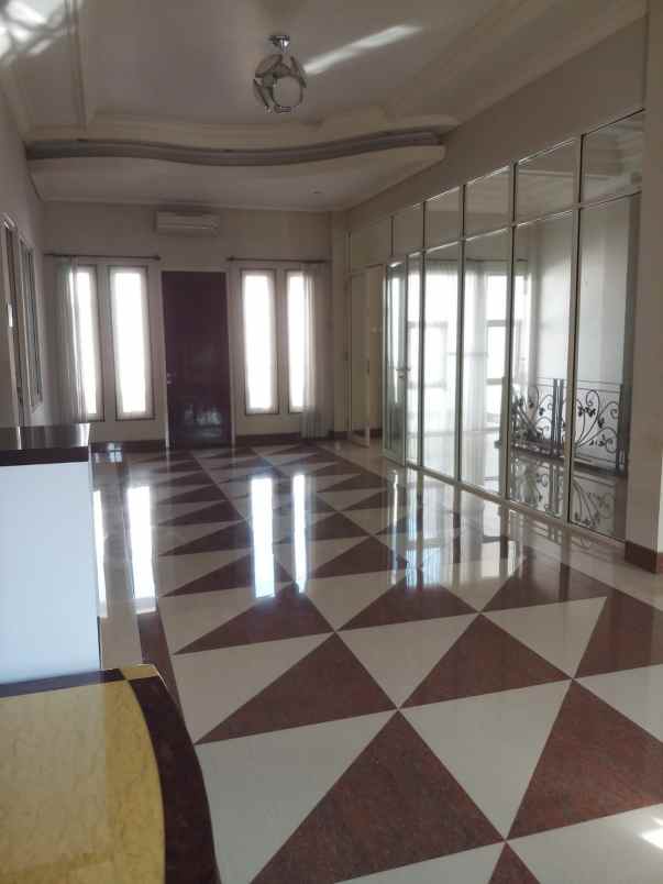 dijual rumah manyar