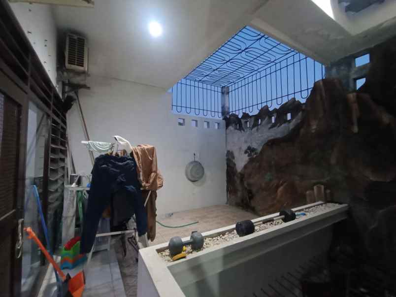 dijual rumah manyar jaya