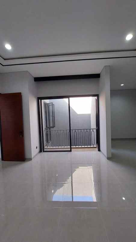 dijual rumah manyar tompotika sukolilo