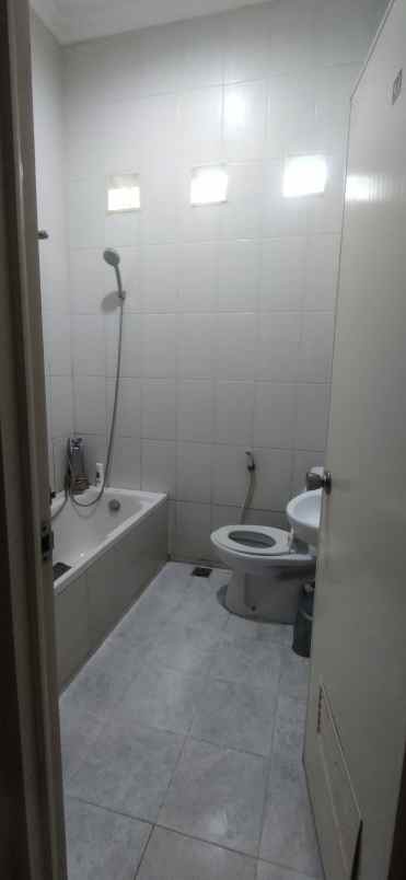 dijual rumah murah modern semi furnished hook 2 muka