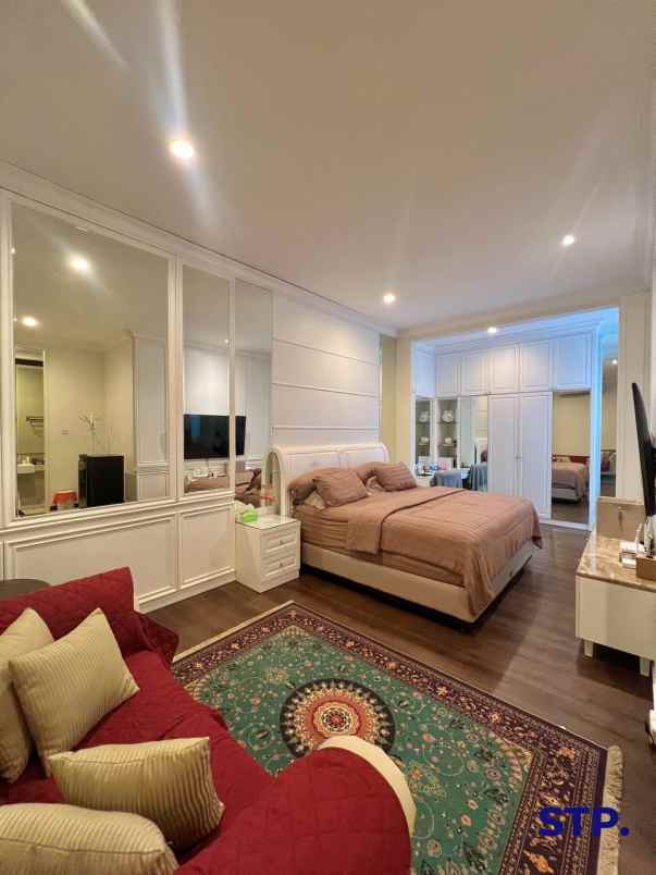 dijual rumah pakuwon city