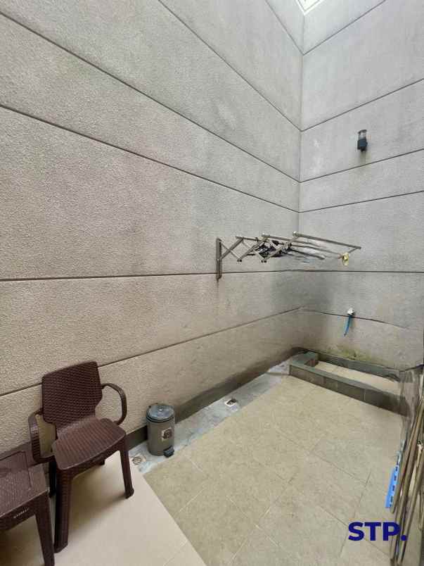 dijual rumah pakuwon city