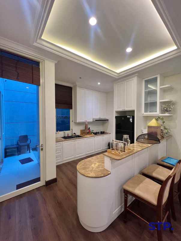 dijual rumah pakuwon city