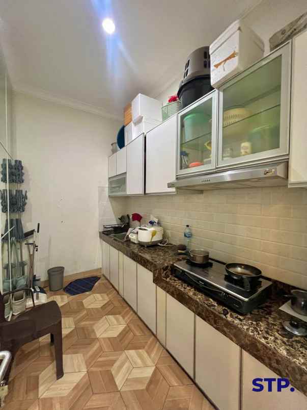 dijual rumah pakuwon city