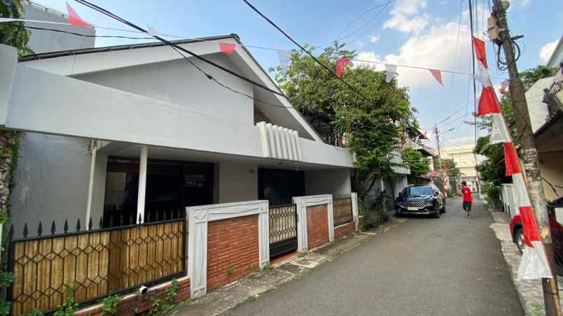 dijual rumah patal senayan