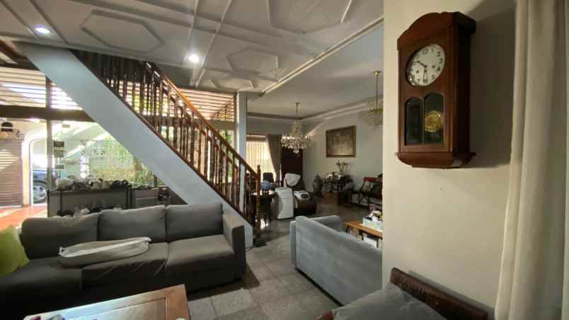 dijual rumah patal senayan