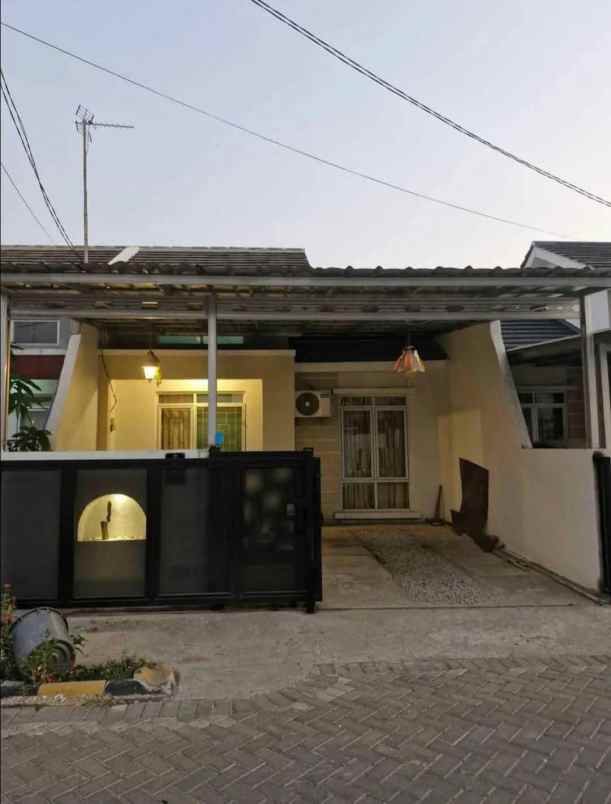 dijual rumah perumnas royal semesta campaka