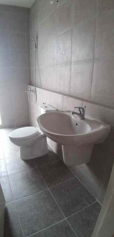 dijual rumah raya ngagel