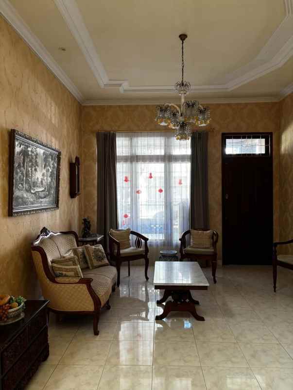 dijual rumah villa bukit indah