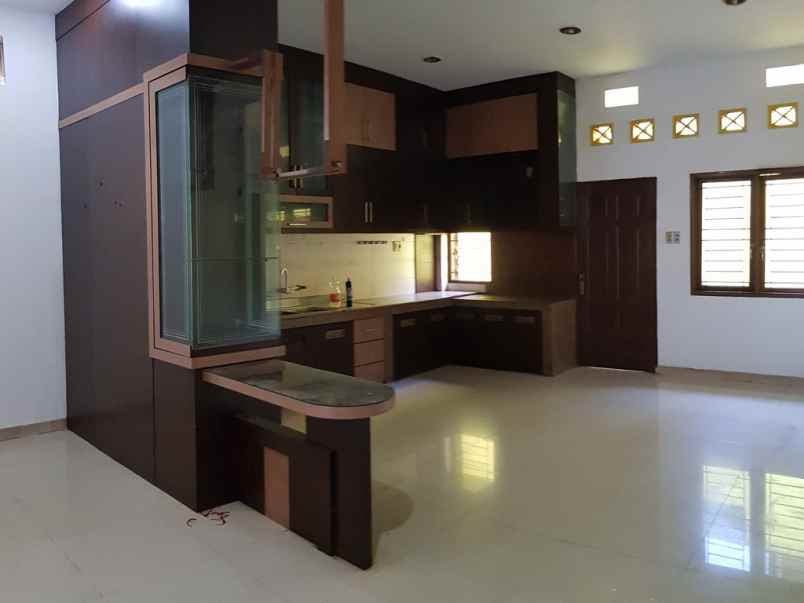 disewa rumah 2 tingkat komplek cemara hijau