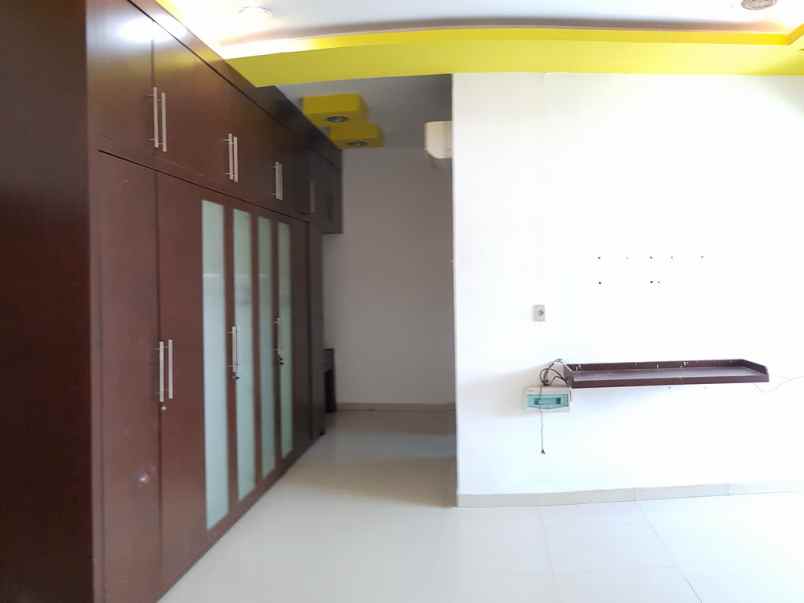 disewa rumah 2 tingkat komplek cemara hijau